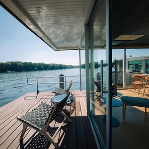 Julia - Schwimmendes Botel